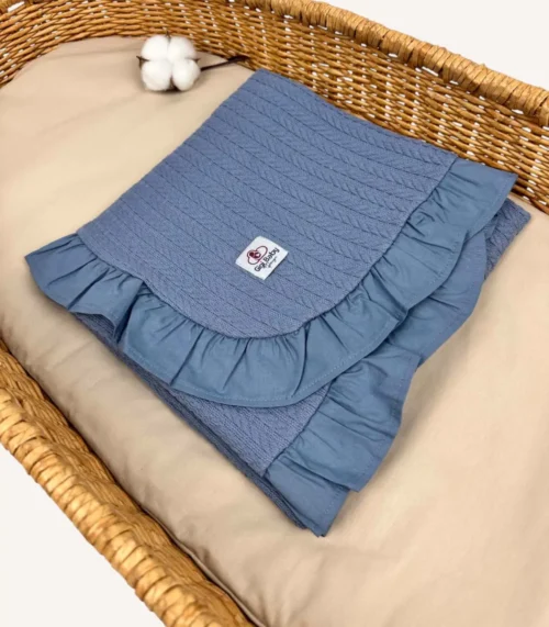 İndigo mavi örgü pike kumaştan fırfırlı, nakış seçenekli bebek battaniyesi