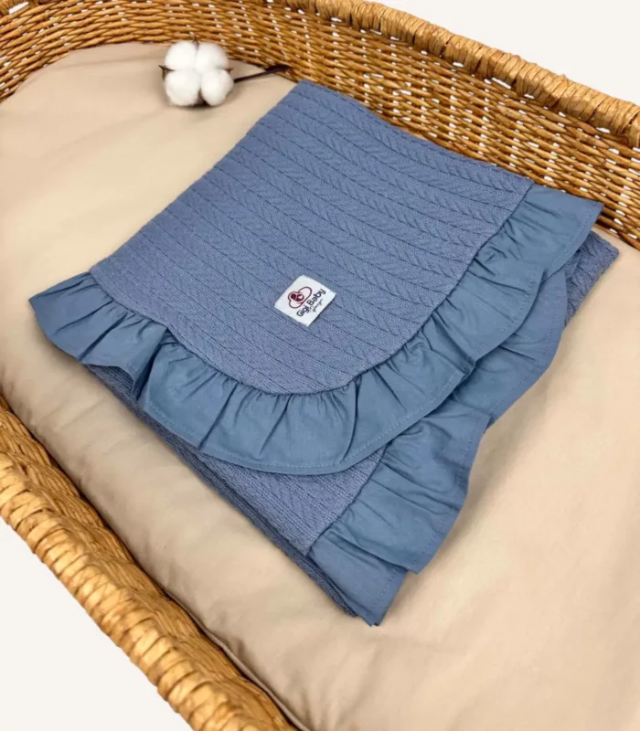 İndigo mavi örgü pike kumaştan fırfırlı, nakış seçenekli bebek battaniyesi