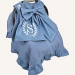 İndigo mavi örgü pike puset örtüsü, fiyonklu, ortadan yırtmaçlı çıtçıtlı model, fırfırlı kenarlı, %100 pamuk bebek puset örtüsü