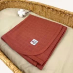 Kiremit tek kat müslin kumaştan biyeli, nakış seçenekli bebek battaniyesi