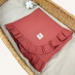 Kiremit tek kat müslin kumaştan fırfırlı, nakış seçenekli bebek battaniyesi