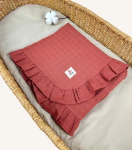 Kiremit tek kat müslin kumaştan fırfırlı, nakış seçenekli bebek battaniyesi