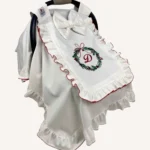 Ekru pamuk saten, kapakta ve kenarlarda çift fırfırlı, kroşe işlemeli kapaklı puset örtüsü