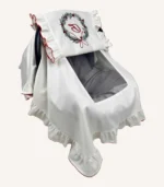 Ekru pamuk saten, kapakta ve kenarlarda çift fırfırlı, kroşe işlemeli kapaklı puset örtüsü