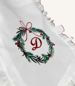 Ekru pamuk saten, kapakta ve kenarlarda çift fırfırlı, kroşe işlemeli kapaklı puset örtüsü