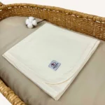 Krem tek kat müslin kumaştan biyeli, nakış seçenekli bebek battaniyesi