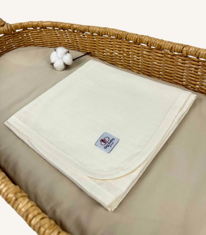 Krem tek kat müslin kumaştan biyeli, nakış seçenekli bebek battaniyesi