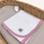 Krem örgü pike kumaştan, pudra biyeli, nakış seçenekli bebek battaniyesi