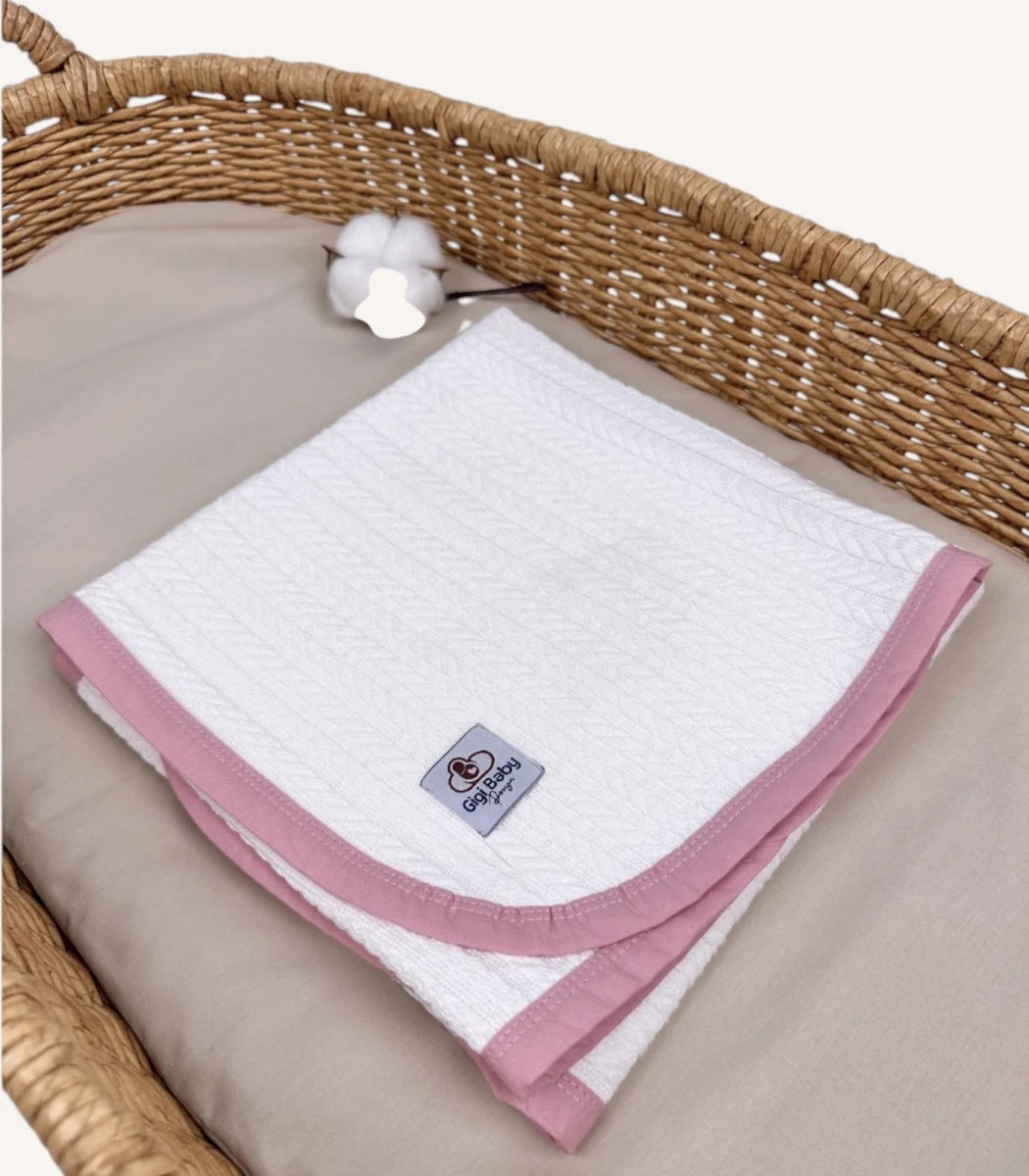 krem-biyeli-pike-battaniye-2 Krem örgü pike kumaştan, pudra biyeli, nakış seçenekli bebek battaniyesi