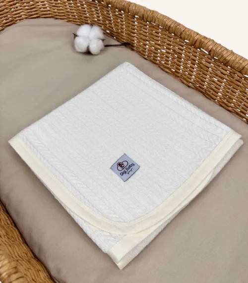 Krem örgü pike kumaştan biyeli, nakış seçenekli bebek battaniyesi