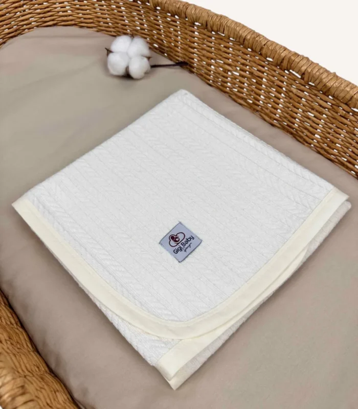 Krem örgü pike kumaştan biyeli, nakış seçenekli bebek battaniyesi