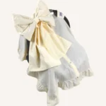 Krem müslin puset örtüsü, tek kat, büyük fiyonklu, ortadan yırtmaçlı çıtçıtlı model, akfil fırfırlı, hafif yazlık bebek puset örtüsü