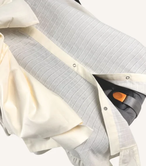 Krem müslin puset örtüsü, tek kat, büyük fiyonklu, ortadan yırtmaçlı çıtçıtlı model, akfil fırfırlı, hafif yazlık bebek puset örtüsü