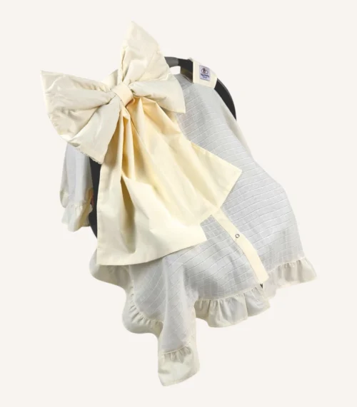 Krem müslin puset örtüsü, tek kat, büyük fiyonklu, ortadan yırtmaçlı çıtçıtlı model, akfil fırfırlı, hafif yazlık bebek puset örtüsü