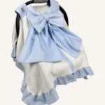 Krem örgü pike puset örtüsü, bebek mavisi fiyonklu, ortadan yırtmaçlı çıtçıtlı model, fırfırlı kenarlı, %100 pamuk bebek puset örtüsü