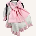 Krem örgü pike puset örtüsü, pembe fiyonklu, ortadan yırtmaçlı çıtçıtlı model, fırfırlı kenarlı, %100 pamuk bebek puset örtüsü