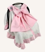 Krem örgü pike puset örtüsü, pembe fiyonklu, ortadan yırtmaçlı çıtçıtlı model, fırfırlı kenarlı, %100 pamuk bebek puset örtüsü