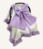 Krem örgü pike puset örtüsü, lila fiyonklu, ortadan yırtmaçlı çıtçıtlı model, fırfırlı kenarlı, %100 pamuk bebek puset örtüsü