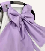 Krem örgü pike puset örtüsü, lila fiyonklu, ortadan yırtmaçlı çıtçıtlı model, fırfırlı kenarlı, %100 pamuk bebek puset örtüsü