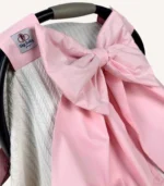 Krem örgü pike puset örtüsü, pembe fiyonklu, ortadan yırtmaçlı çıtçıtlı model, fırfırlı kenarlı, %100 pamuk bebek puset örtüsü