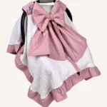 Krem örgü pike puset örtüsü, pudra fiyonklu, ortadan yırtmaçlı çıtçıtlı model, fırfırlı kenarlı, %100 pamuk bebek puset örtüsü