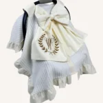 Krem örgü pike puset örtüsü, fiyonklu, ortadan yırtmaçlı çıtçıtlı model, fırfırlı kenarlı, %100 pamuk bebek puset örtüsü