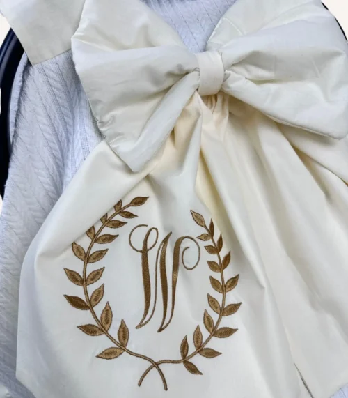 Krem örgü pike puset örtüsü, fiyonklu, ortadan yırtmaçlı çıtçıtlı model, fırfırlı kenarlı, %100 pamuk bebek puset örtüsü