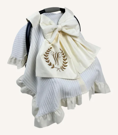 Krem örgü pike puset örtüsü, fiyonklu, ortadan yırtmaçlı çıtçıtlı model, fırfırlı kenarlı, %100 pamuk bebek puset örtüsü