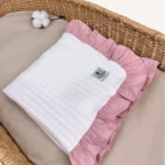 Krem örgü pike kumaştan pudra fırfırlı, nakış seçenekli bebek battaniyesi