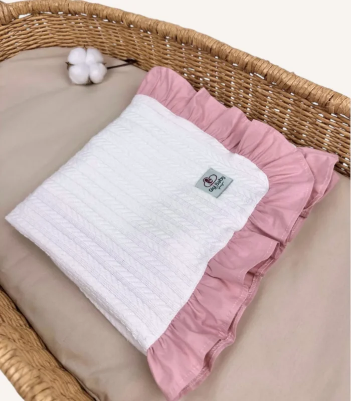 Krem örgü pike kumaştan pudra fırfırlı, nakış seçenekli bebek battaniyesi