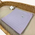 Lila tek kat müslin kumaştan biyeli, nakış seçenekli bebek battaniyesi