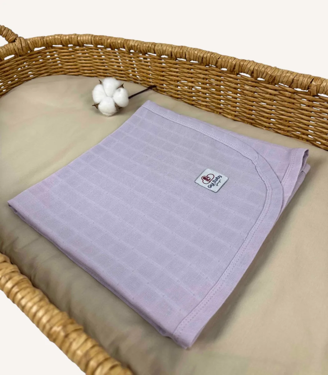 lila-biyeli-muslin-battaniye Lila tek kat müslin kumaştan biyeli, nakış seçenekli bebek battaniyesi