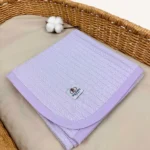 Lila örgü pike kumaştan biyeli, nakış seçenekli bebek battaniyesi