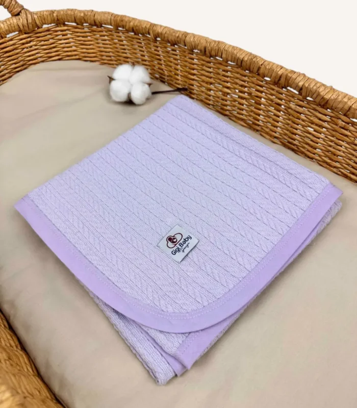 Lila örgü pike kumaştan biyeli, nakış seçenekli bebek battaniyesi