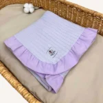 Lila örgü pike kumaştan fırfırlı, nakış seçenekli bebek battaniyesi