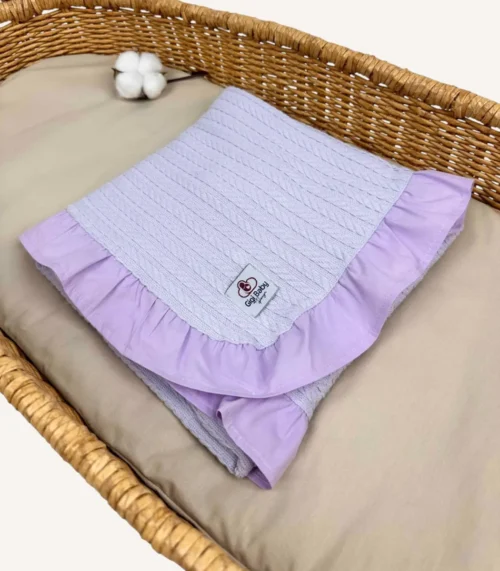 Lila örgü pike kumaştan fırfırlı, nakış seçenekli bebek battaniyesi