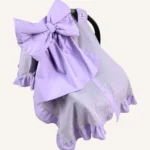 Lila müslin puset örtüsü, tek kat, büyük fiyonklu, ortadan yırtmaçlı çıtçıtlı model, akfil fırfırlı, hafif yazlık bebek puset örtüsü