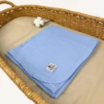 Mavi tek kat müslin kumaştan biyeli, nakış seçenekli bebek battaniyesi