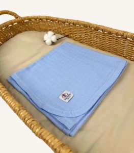 Mavi tek kat müslin kumaştan biyeli, nakış seçenekli bebek battaniyesi