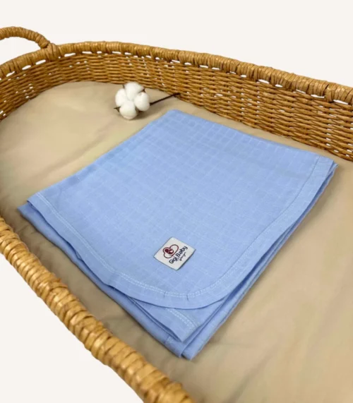 Mavi tek kat müslin kumaştan biyeli, nakış seçenekli bebek battaniyesi