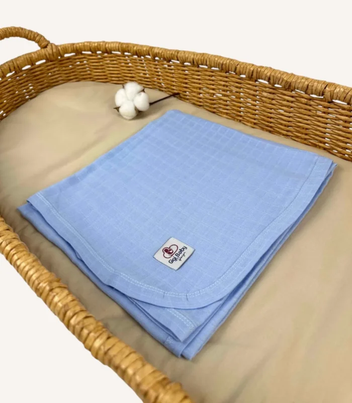 Mavi tek kat müslin kumaştan biyeli, nakış seçenekli bebek battaniyesi