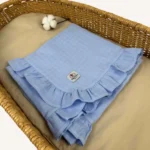 Mavi tek kat müslin kumaştan fırfırlı, nakış seçenekli bebek battaniyesi