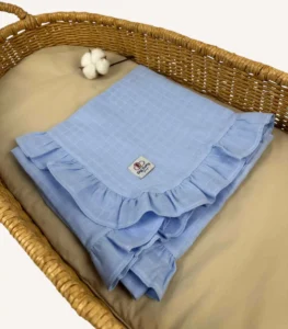 Mavi tek kat müslin kumaştan fırfırlı, nakış seçenekli bebek battaniyesi