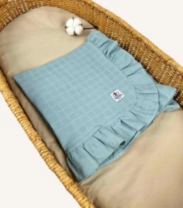 Mint tek kat müslin kumaştan fırfırlı, nakış seçenekli bebek battaniyesi