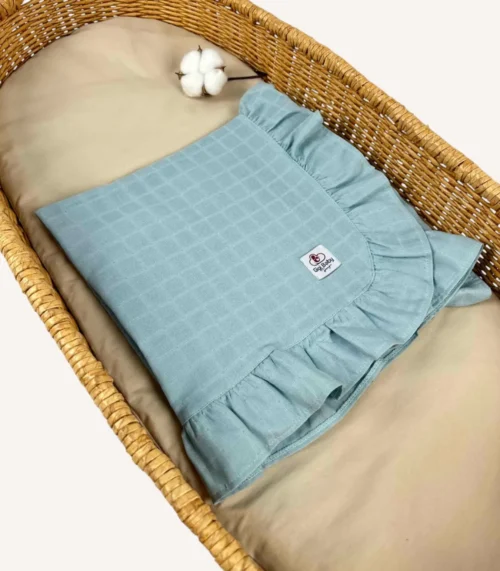 Mint tek kat müslin kumaştan fırfırlı, nakış seçenekli bebek battaniyesi