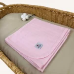 Pembe tek kat müslin kumaştan biyeli, nakış seçenekli bebek battaniyesi