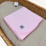 Pembe örgü pike kumaştan biyeli, nakış seçenekli bebek battaniyesi