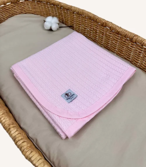 Pembe örgü pike kumaştan biyeli, nakış seçenekli bebek battaniyesi