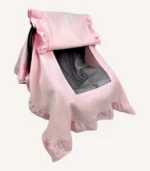 Pembe dama pike kapaklı puset örtüsü, tül pencereli, fırfırlı kenarlı, %100 pamuk bebek puset örtüsü