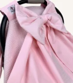 Pembe dama pike puset örtüsü, fiyonklu, ortadan yırtmaçlı çıtçıtlı model, fırfırlı kenarlı, %100 pamuk bebek puset örtüsü